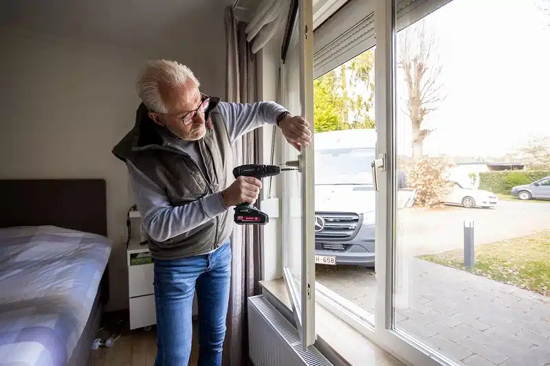 Comment réparer une fenêtre oscillo-battant bloquée en 5 étapes faciles